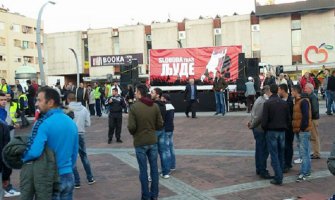 Grupa demonstranata kamenovala ambasadu Albanije, počelo okupljanje na Trgu(FOTO)
