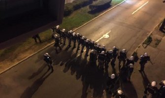 Demonstranti  kamenovali zgradu TV Pink M (Video)