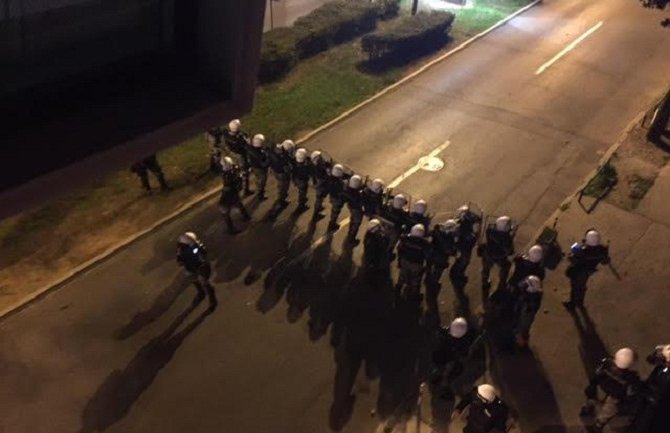 Demonstranti  kamenovali zgradu TV Pink M (Video)