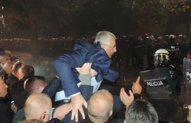 Administrativni odbor u pripravnosti u slučaju da nadležni  organi zatraže skidanje  imuniteta