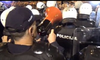 Pregovori između Rečevića i Đukanovića ispred parlamenta (VIDEO)