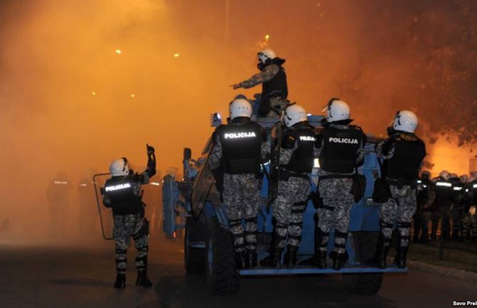  Lideri opozicije iznevjerili građane, policija prekoračila ovlašćenja i mučila