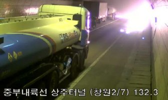 Kamion eksplodirao u tunelu, 11 vozila u plamenu (Video)