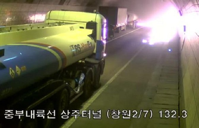 Kamion eksplodirao u tunelu, 11 vozila u plamenu (Video)