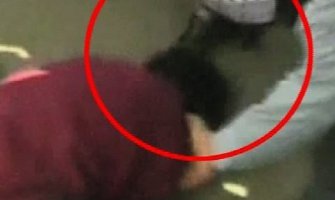 Cio svijet šokiran: Dječak htio da poljubi ministarku, ona ga šutnula (VIDEO)