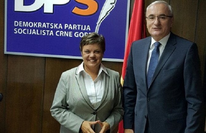 Dijalog i političke odluke treba donositi u institucijama sistema