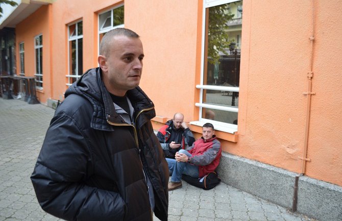 Roditelji inficiranih beba započeli štrajk glađu