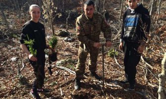 Vojnici sadili smrču i crni bor u Nikšićkoj župi (FOTO)