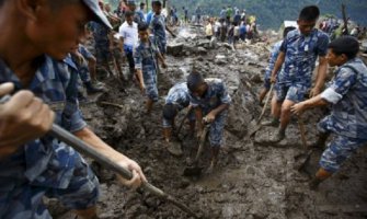 U klizištu poginulo najmanje 16 osoba