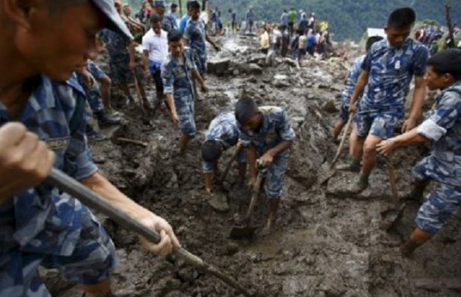 U klizištu poginulo najmanje 16 osoba