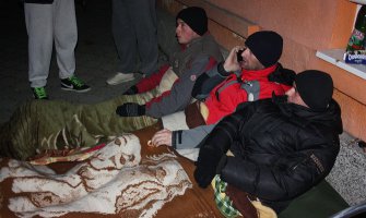 Očevi inficiranih beba sedmi dan štrajkuju glađu