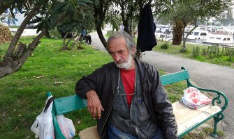 Milo Lazović čeka zimu na klupi u lučici Kalimanj