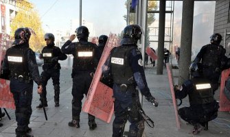 Protest u Prištini:Uhapšeno 13 demonstranata, povrijeđena 4 policajca