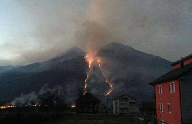 U Gusinju izbio veliki požar (FOTO)