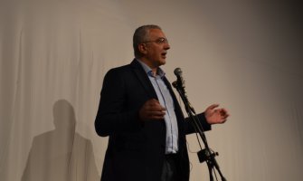 Mandić: Upornim pritiscima i protestima do prelazne vlade