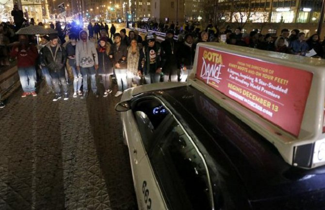 Protest u Čikagu zbog ubistva crnog tinejdžera, petoro uhapšeno(VIDEO)