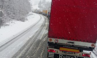 Uspostavljen saobraćaj kod Rogovog krša, snijeg prekrio sjever zemlje