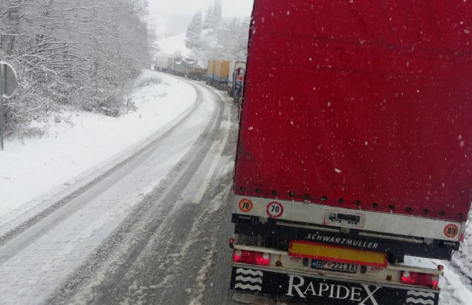 Uspostavljen saobraćaj kod Rogovog krša, snijeg prekrio sjever zemlje