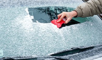 Vozači, evo kako da se riješite leda na staklu za minut