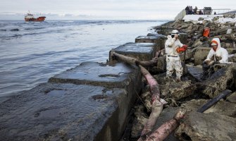 Ruski naftni tanker se nasukao, curi gorivo