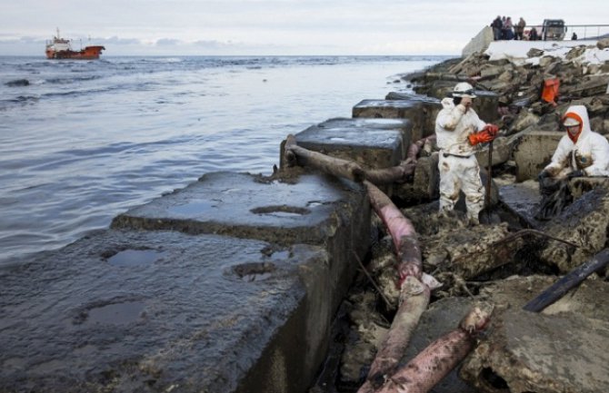 Ruski naftni tanker se nasukao, curi gorivo