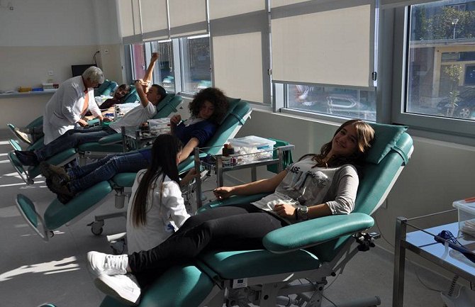 Volonteri Crvenog  krsta dali krv