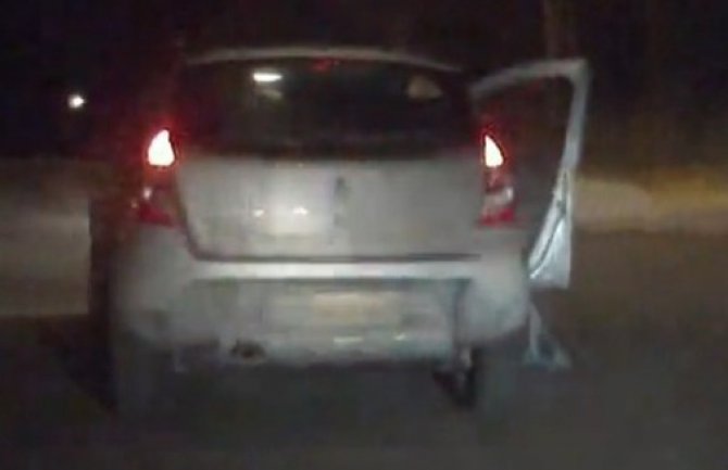 Neopreznoj majci dijete ispalo iz auta(VIDEO)