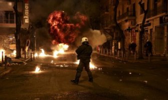 Haos na ulicama Atine: Policija šok bombama na demonstrante (VIDEO)