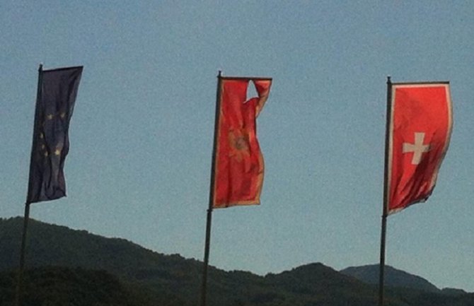 Uprava Cetinja najoštrije osudila vandalski čin paljenja NATO zastave