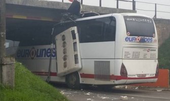 Nova Gradiška: Autobus se zaglavio ispod nadvožnjaka