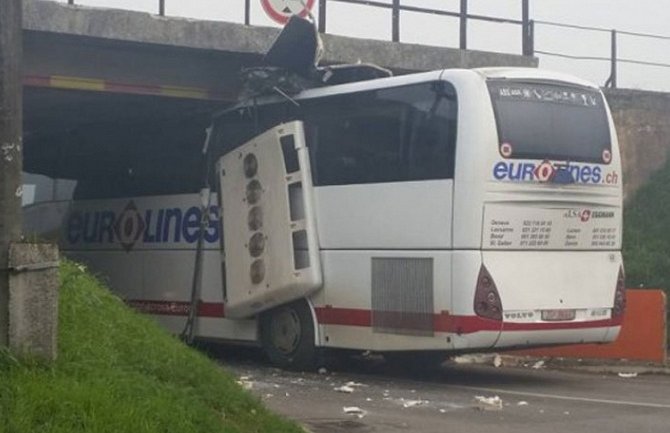 Nova Gradiška: Autobus se zaglavio ispod nadvožnjaka