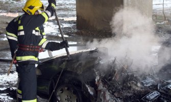 Zapaljena službena vozila u četiri grada na Kosovu