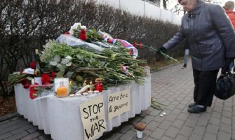 Cvijeće i svijeće u znak sjećanja na 130 ubijenih