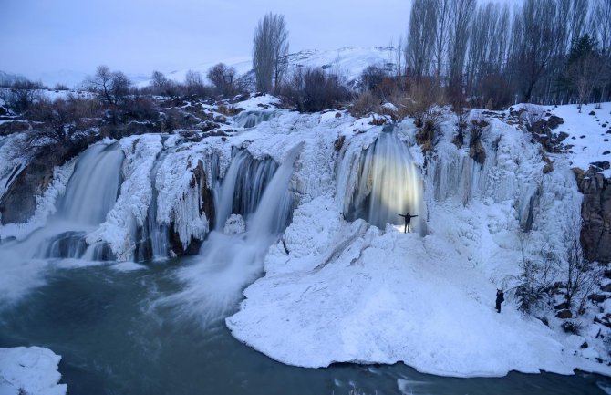 Van: Zaleđeni vodopad Muradiye pruža nesvakidašnji prizor (FOTO)