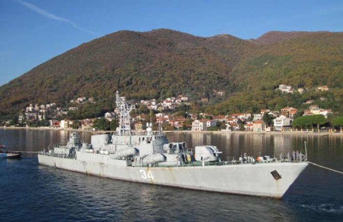 Fregata na doku u Bijeloj