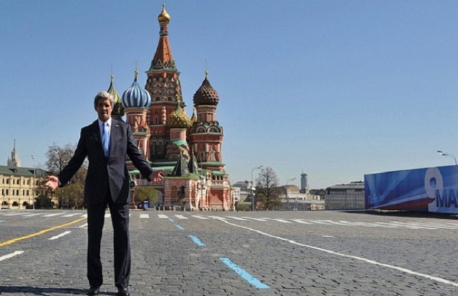 Džon Keri u šetnji Moskvom pazario babuške za 500 eura