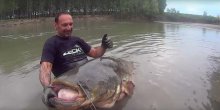 Nakon sat vremena borbe upecao soma od 120 kg!(VIDEO)