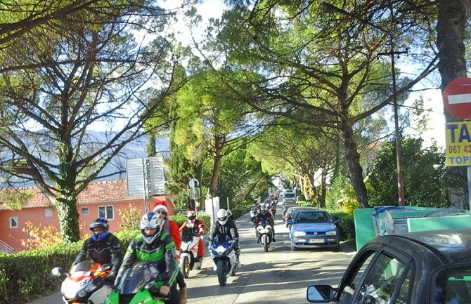 Djeda mrazevi na motorima prodefilovali hercegnovskom rivijerom