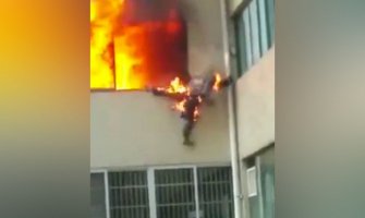 Kina:  Vatrogasac u plamenu (Video) 