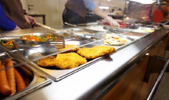 Dala besplatan obrok učenici i dobila otkaz!