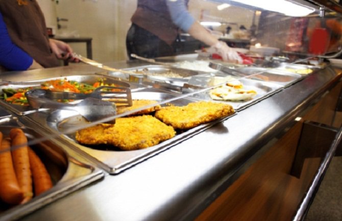 Dala besplatan obrok učenici i dobila otkaz!