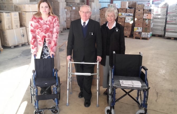 Crvenom krstu stigla pošiljka od 300 invalidskih kolica