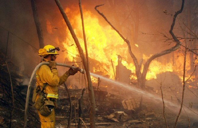 U požarima u Australiji uništeno više od 100 kuća
