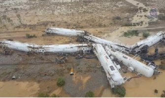 Voz sa 200.000 litara sumporne kiseline iskočio iz šina