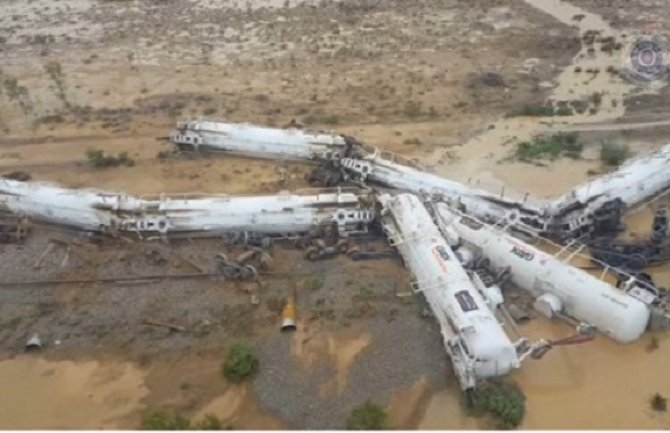 Voz sa 200.000 litara sumporne kiseline iskočio iz šina