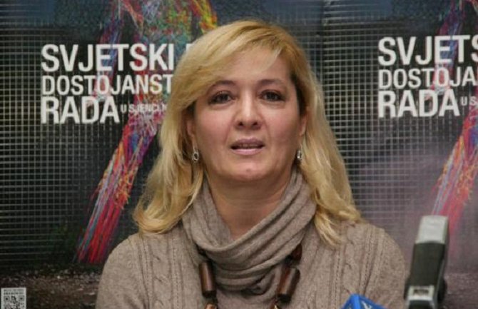 Krivokapić: Zbog malih plata radimo dva posla!