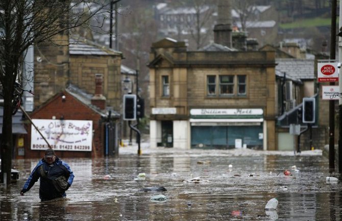 Kameron u posjeti poplavljenim oblastima