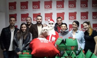 Djeda Mraz Socijaldemokrata poklonio oko 350 paketića u 160 porodica