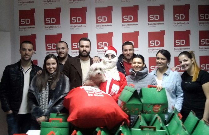 Djeda Mraz Socijaldemokrata poklonio oko 350 paketića u 160 porodica
