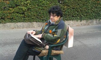 Novljanka blokirala ulicu, zbog problema saobraćaja ispred njene kuće! (Foto)